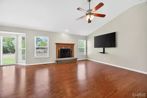 Living - 1433 Sunview Dr, O'fallon, MO 63366 photo 4 of 9