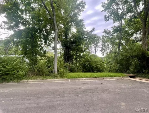 1048 Diversey Dr, Saint Louis, MO 63126