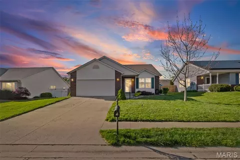 14 Jennifer Dr, Glen Carbon, IL 62034