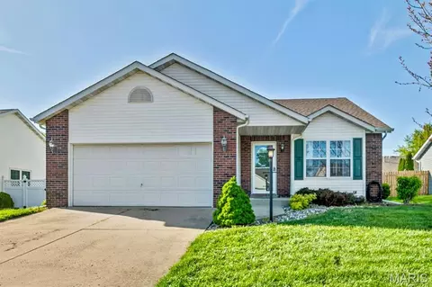 14 Jennifer Dr, Glen Carbon, IL 62034