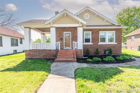 12 Sunset Ct, Pasadena Park, MO 63121