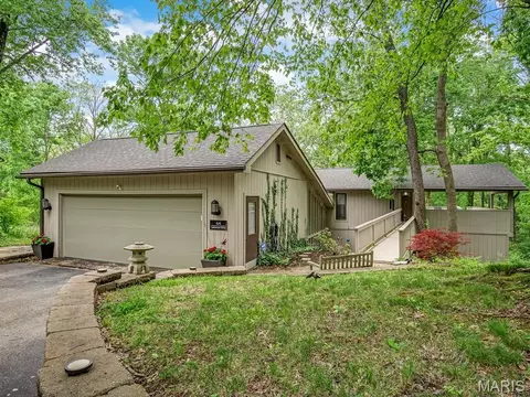 44 Larkmoor Dr, Glen Carbon, IL 62034