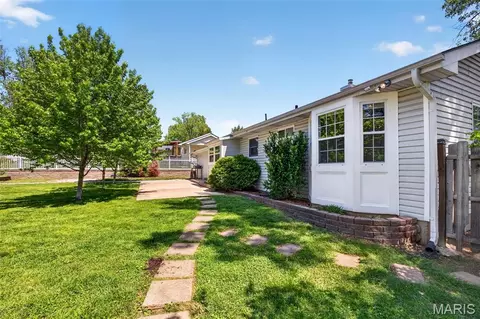 Exterior - 247 Old Ballwin Rd, Ballwin, MO 63021 photo 6 of 10