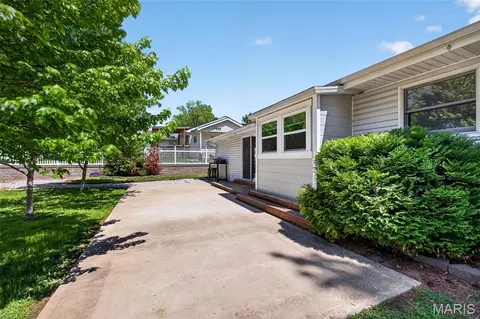 Exterior - 247 Old Ballwin Rd, Ballwin, MO 63021 photo 7 of 10