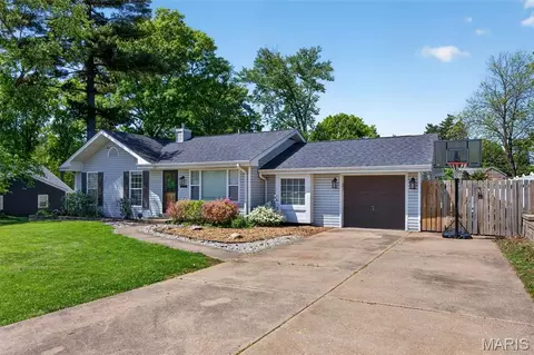 Exterior - 247 Old Ballwin Rd, Ballwin, MO 63021 photo 2 of 10
