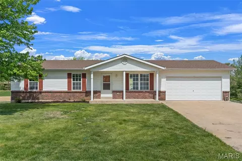 907 Westbrook Dr, Warrenton, MO 63383