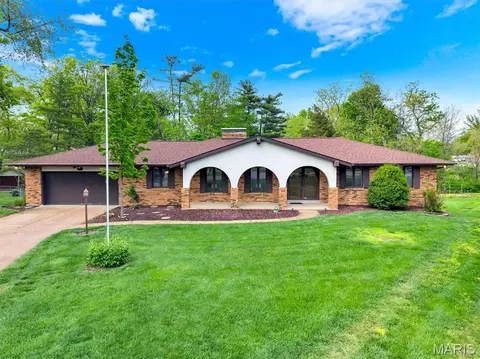 10001 Kalinda Ln, Sunset Hills, MO 63128