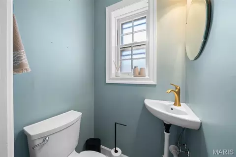 Bath - 5750 Gresham Ave, Saint Louis, MO 63109 photo 1 of 3