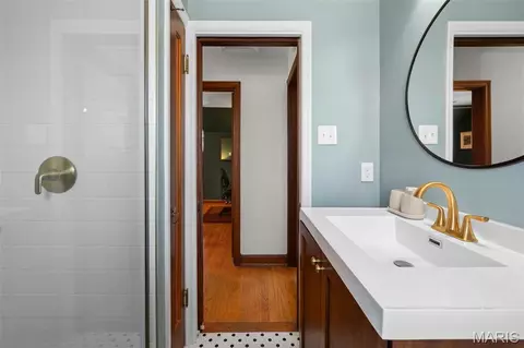 Bath - 5750 Gresham Ave, Saint Louis, MO 63109 photo 3 of 3