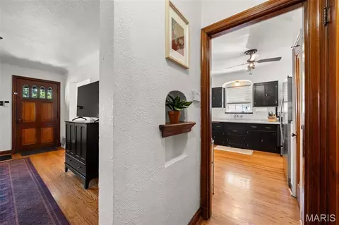 Entry Way - 5750 Gresham Ave, Saint Louis, MO 63109 photo 3 of 6