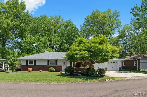 2413 W Lake Dr, Highland, IL 62249
