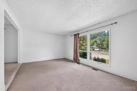 Living - 1261 Jade Wind Cir, Ballwin, MO 63011 photo 1 of 5