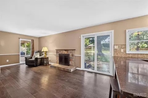 Living - 1261 Jade Wind Cir, Ballwin, MO 63011 photo 3 of 5