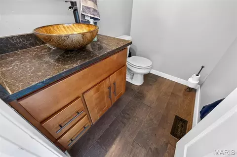 Bath - 1261 Jade Wind Cir, Ballwin, MO 63011 photo 2 of 8