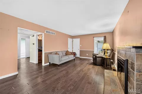 Living - 1261 Jade Wind Cir, Ballwin, MO 63011 photo 4 of 5