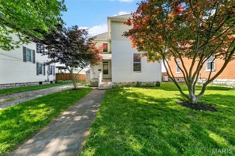 1009 S 4th St, Saint Charles, MO 63301