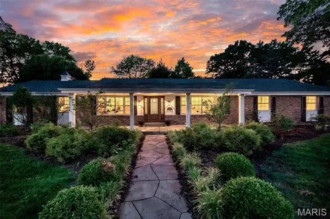 24 Country Fair Ln, Creve Coeur, MO 63141