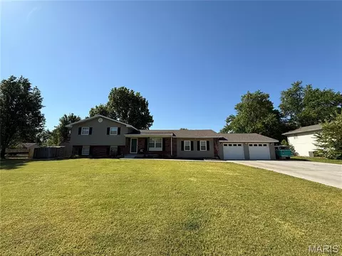 113 Holmes Dr, Sikeston, MO 63801