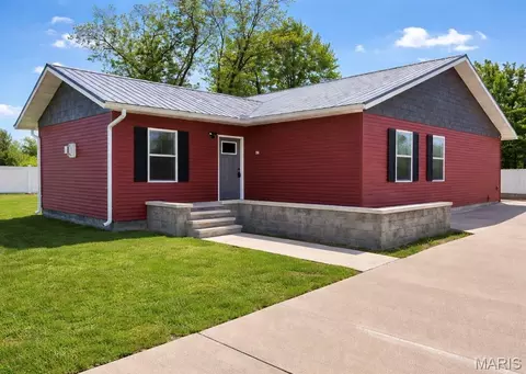 310 E Texas Ave, Sandoval, IL 62882