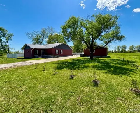 Exterior - 310 E Texas Ave, Sandoval, IL 62882 photo 1 of 1