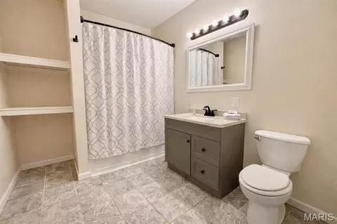 Bath - 310 E Texas Ave, Sandoval, IL 62882 photo 2 of 2