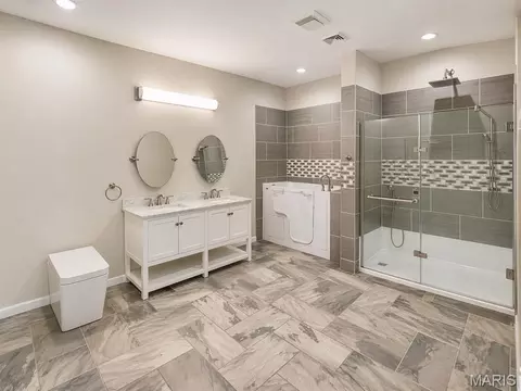 Bath - 310 E Texas Ave, Sandoval, IL 62882 photo 1 of 2