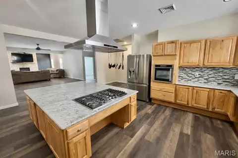 Kitchen - 310 E Texas Ave, Sandoval, IL 62882 photo 2 of 2