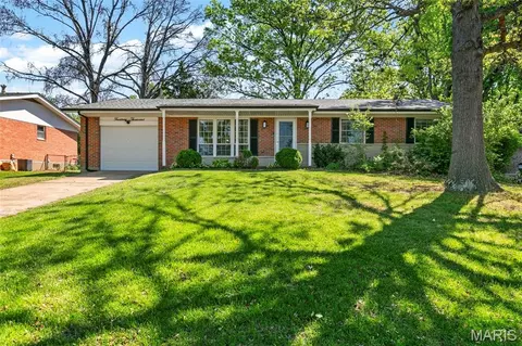 14000 Davey Dr, Florissant, MO 63034