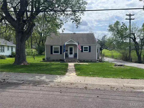 530 Hall St, Troy, MO 63379