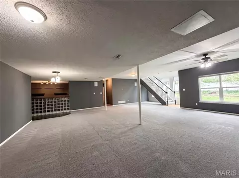 Living - 16802 Enderbush Ln, Eureka, MO 63025 photo 4 of 4
