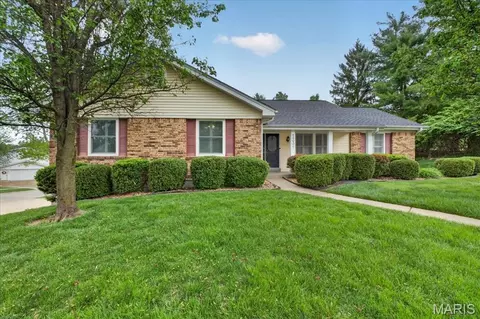 1331 Parkview Valley Dr, Ballwin, MO 63011