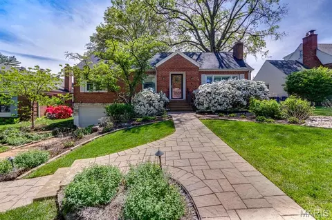4 Winnetka Ln, Glendale, MO 63122