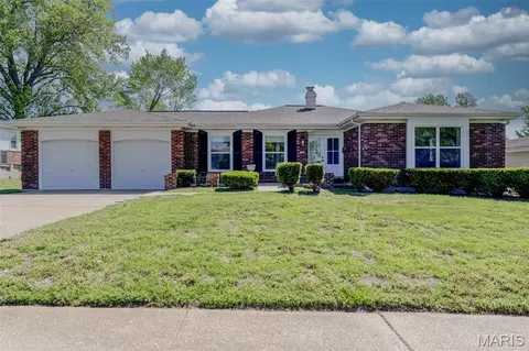 2060 Aqueduct Dr, Florissant, MO 63033