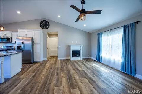 Living - 829 N Lacey St, Jackson, MO 63755 photo 3 of 5