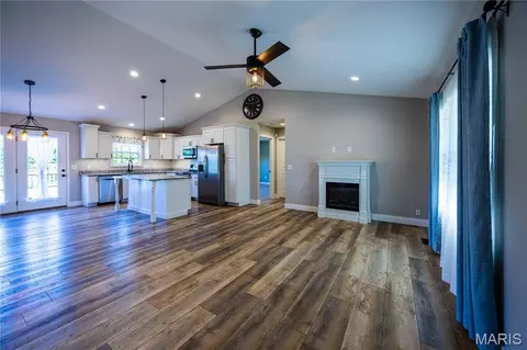 Living - 829 N Lacey St, Jackson, MO 63755 photo 2 of 5