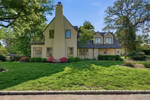 36 Algonquin Wood Pl, Glendale, MO 63122