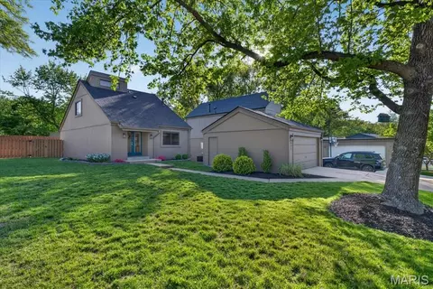 941 Woodside Village Ln, Manchester, MO 63021