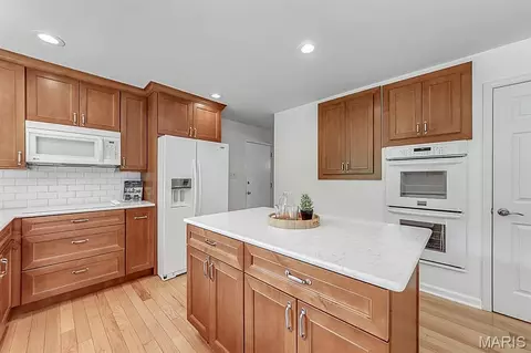 Kitchen - 713 Barham Down Dr, Ballwin, MO 63011 photo 3 of 4