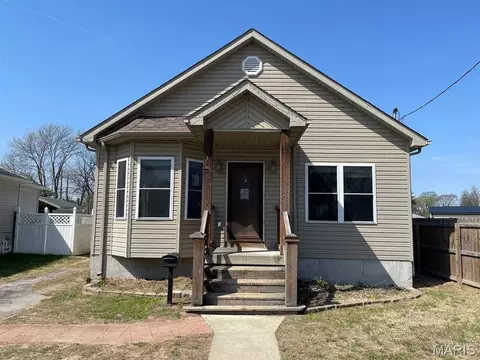 560 Prospect St, Wood River, IL 62095