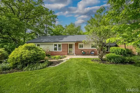 1889 N Signal Hills Dr, Kirkwood, MO 63122