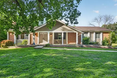 10720 Forest Path Dr, Sunset Hills, MO 63128