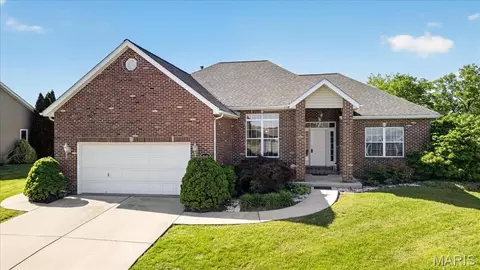 616 Manor Ln, Millstadt, IL 62260