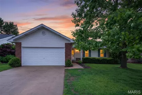 10 Barrington Dr, Saint Peters, MO 63376
