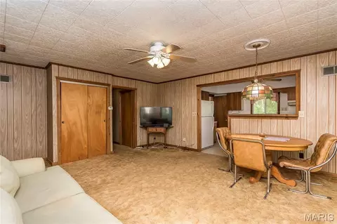 Living - 33 Pawnee Dr, Sullivan, MO 63080 photo 2 of 3
