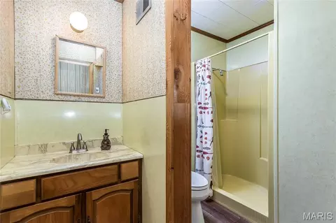 Bath - 33 Pawnee Dr, Sullivan, MO 63080 photo 1 of 2