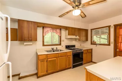 Kitchen - 33 Pawnee Dr, Sullivan, MO 63080 photo 2 of 2