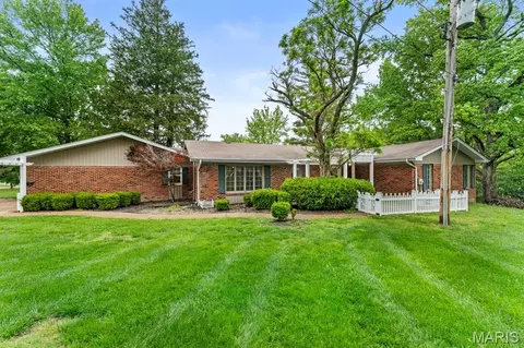 160 Ladue Pines Dr, Creve Coeur, MO 63141
