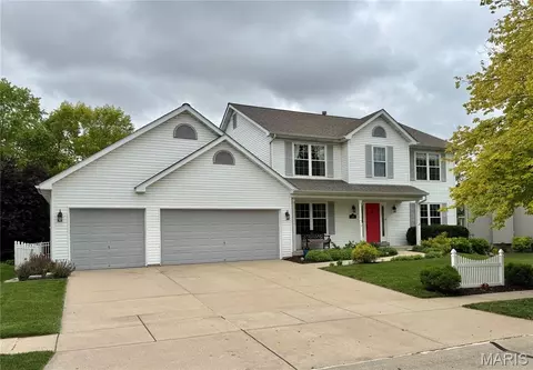 225 E Governor Pl, Saint Charles, MO 63301