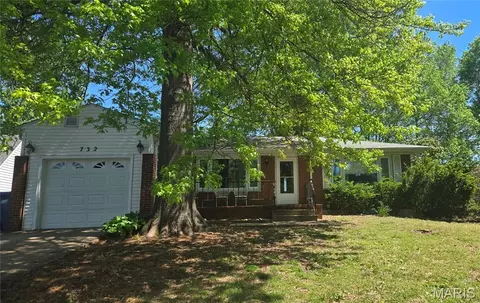 732 E Lake Dr, Edwardsville, IL 62025