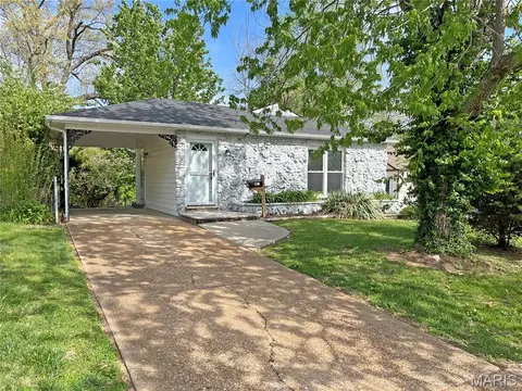 1027 Leawood Dr, Saint Louis, MO 63126